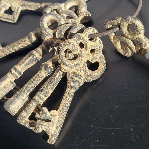 Antique Set of 7 Unique Skeleton Keys - Picture 6 of 16